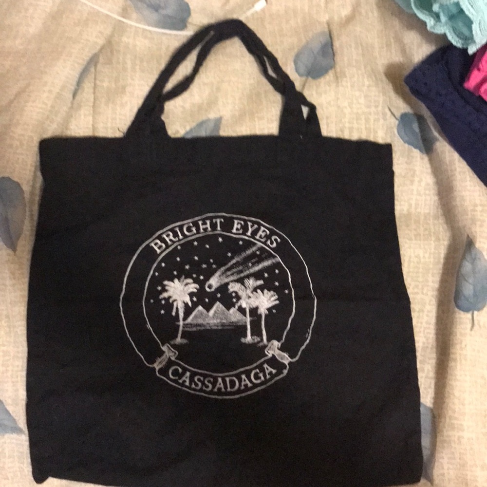 Small bright eyes tote bag